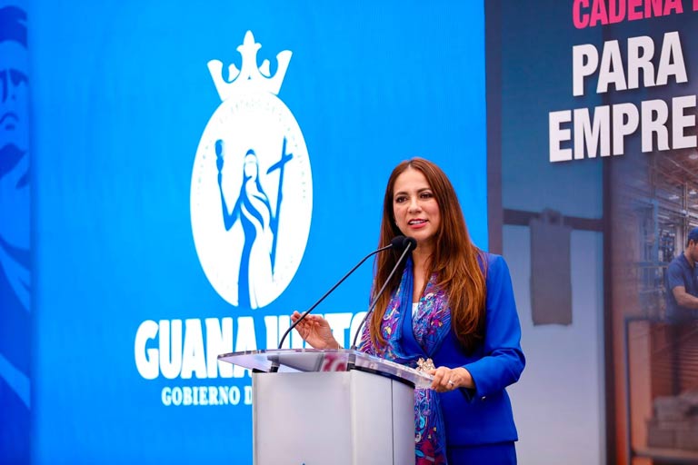 La gobernadora Libia García Muñoz Ledo presenta el distintivo Marca Guanajuato Internacional en León.