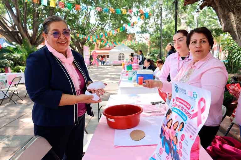 Mujeres participando en las actividades y donación de cabello durante la Feria de Salud en Purísima del Rincón.