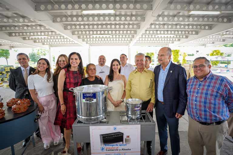 Ale Gutiérrez entregando apoyos y equipamiento a comerciantes locales en León.
