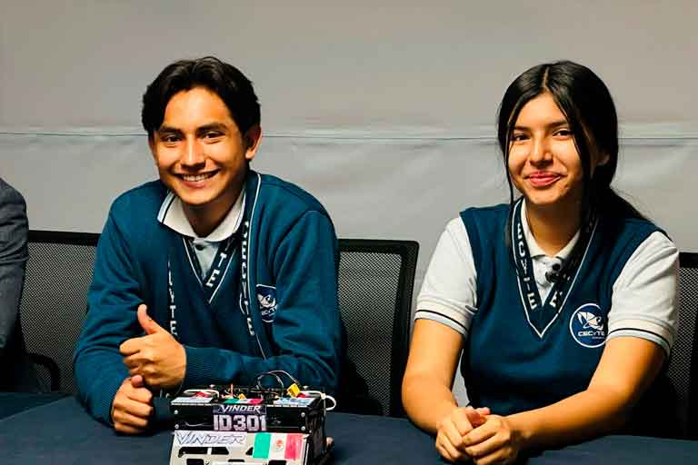 Tiffany Rodríguez y Alberto Pérez, alumnos del CECYTEG Irapuato, mostrando su robot Vinder Jr.