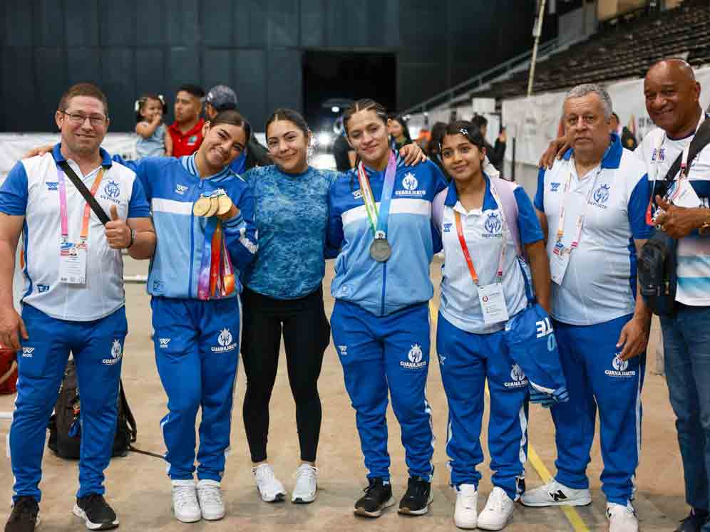 Atletas leoneses celebran sus triunfos y medallas obtenidas durante su participación en la Olimpiada Nacional 2026.