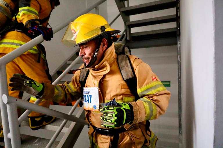Héroes y campeones: bomberos conquistan la Carrera Vertical de los Juegos Latinoamericanos