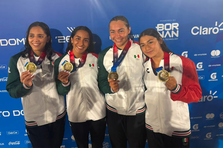 La nadadora guanajuatense Celia Pulido celebrando tras ganar medallas de oro y plata en los Juegos Centroamericanos Santo Domingo 2026.