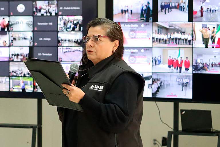 Ana Lilia Pérez Mendoza, vocal ejecutiva del INE Guanajuato, durante la ceremonia cívica en la Junta Local Ejecutiva.