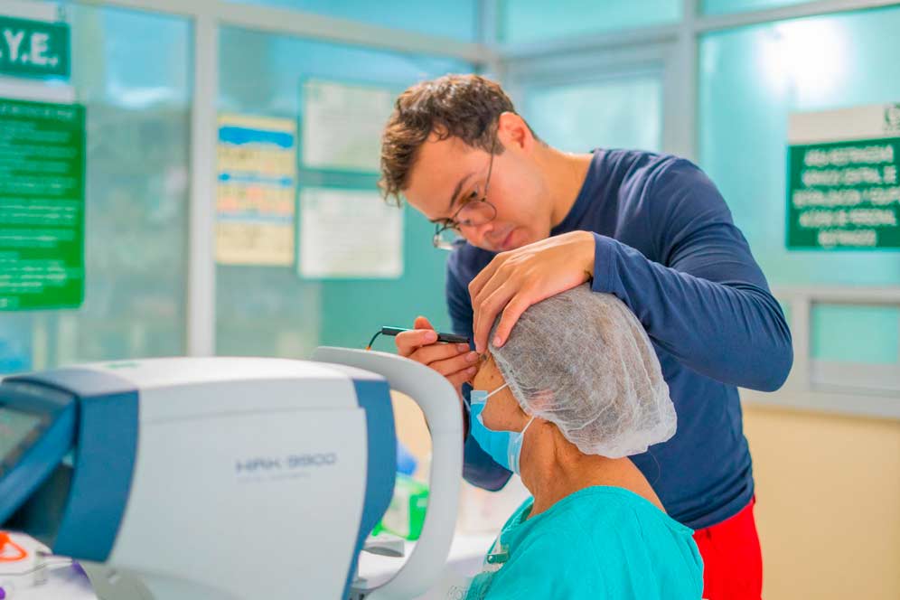 Personal médico del IMSS Guanajuato realizando cirugías de catarata a pacientes en el HGZ No. 21 de León.