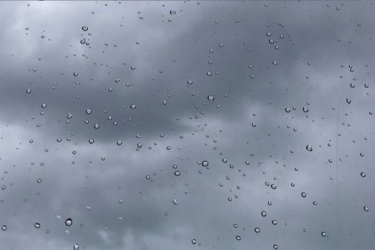 Cielo muy nublado sobre una zona urbana en Guanajuato, indicando probabilidad de lluvia.