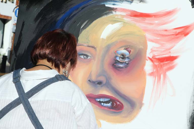 Artistas pintando el Arco de la Calzada durante el concurso La Topada 2026 en León