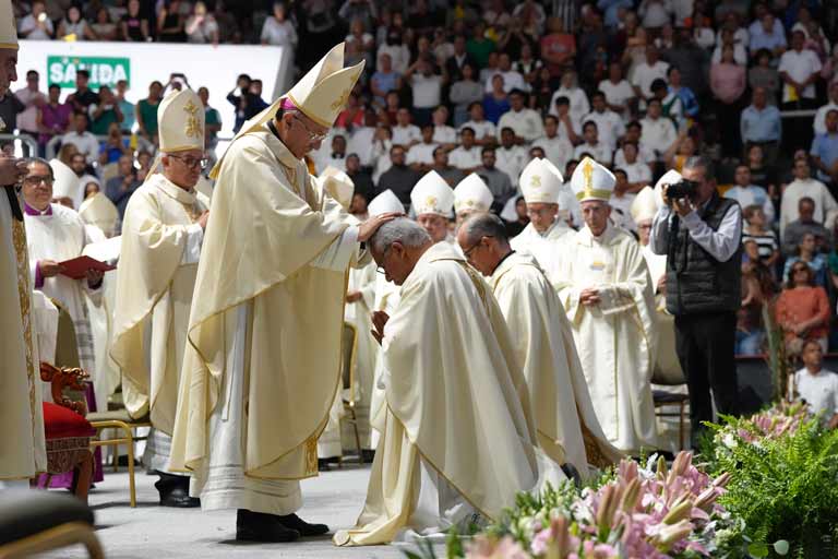 Consagración de los nuevos obispos auxiliares Ramón Orozco Muñoz y Rubén de la Cruz Martínez ante miles de fieles católicos en León, Guanajuato.