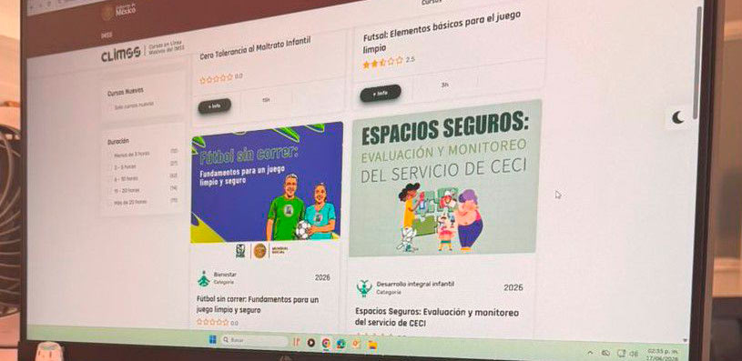 Usuario navegando en la renovada plataforma CLIMSS del IMSS Guanajuato para tomar cursos gratuitos