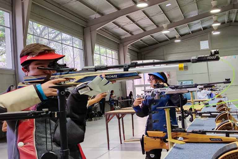 Derek Fernández, deportista de León, posa tras ganar la medalla de oro en tiro deportivo en la Olimpiada Nacional 2026.