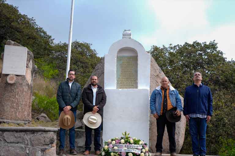 Autoridades de León durante la develación de la placa conmemorativa en honor a Pedro Moreno.