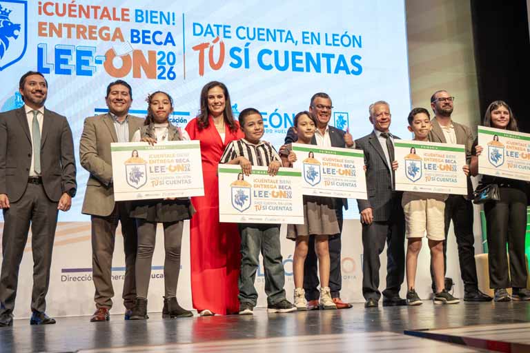 Estudiantes reciben becas Lee-ón de la presidenta municipal de León en el Teatro Manuel Doblado.