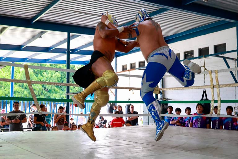 Los luchadores Príncipe y Zeus de Acero ofreciendo una exhibición para niños en el Parque Deportivo Enrique Fernández Martínez de León.