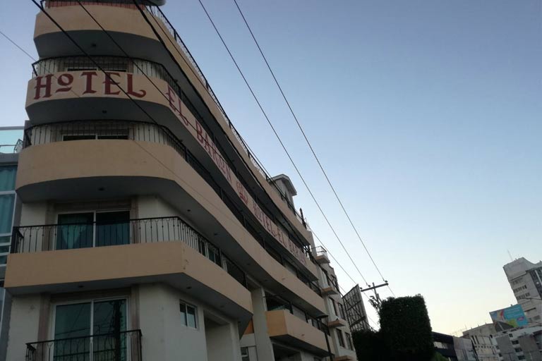 Fachada cerrada del histórico Hotel Barón ubicado en León, Guanajuato.