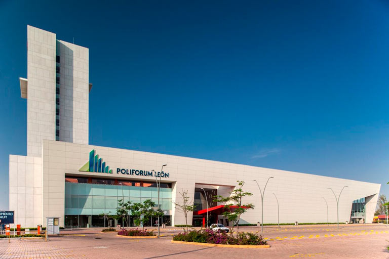 Vista exterior de las instalaciones del centro de convenciones Poliforum León en el estado de Guanajuato.