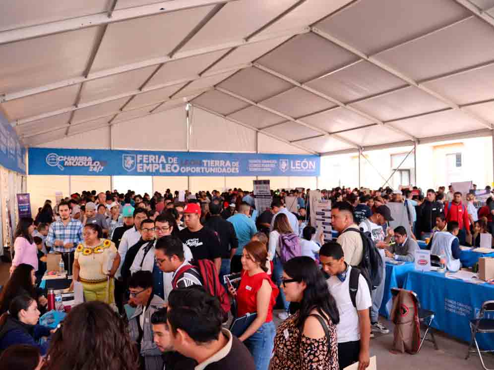 Ciudadanos buscando oportunidades laborales en los stands de empresas durante la Feria de Empleo León en la Presidencia Municipal.