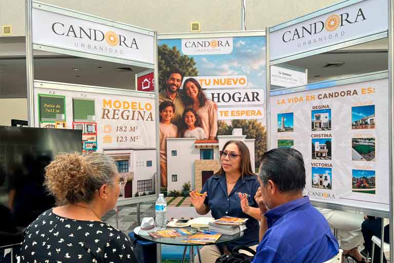 Familias y asistentes recorriendo los módulos de atención en la Feria de Vivienda de Plaza Mayor en León.