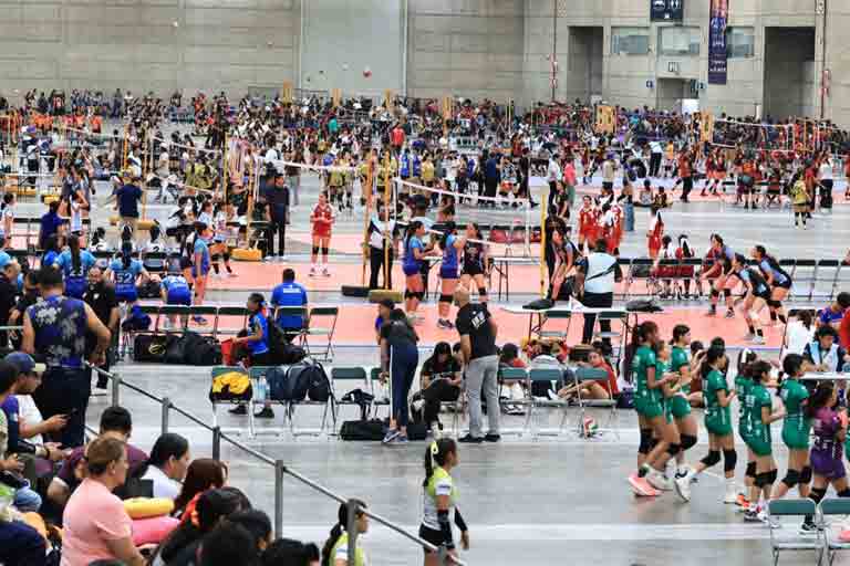 Jóvenes deportistas compitiendo durante el Festival Nacional Infantil y Juvenil de Voleibol en León, Guanajuato.