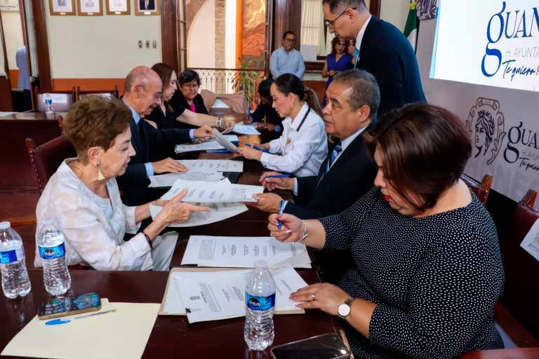 Autoridades municipales de Guanajuato durante la firma de escrituras para regularizar predios de 145 familias.
