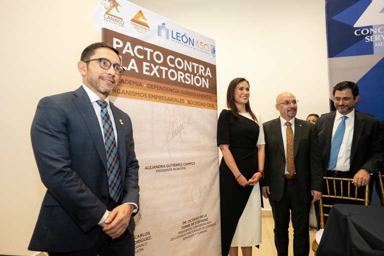 Autoridades del municipio de León y representantes de CANACO Servytur durante la firma del pacto contra la extorsión.