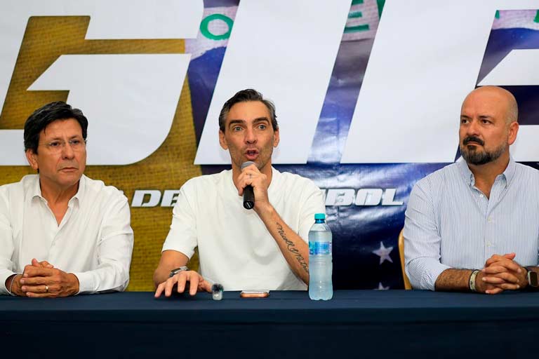 El exjugador internacional de voleibol, Giba, durante su visita a un torneo juvenil en León, Guanajuato