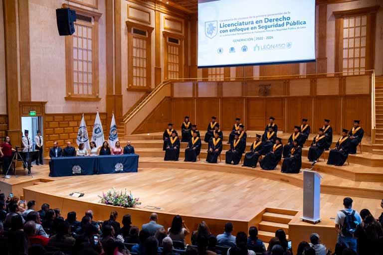 León gradúa a la primera generación de su Universidad Policial