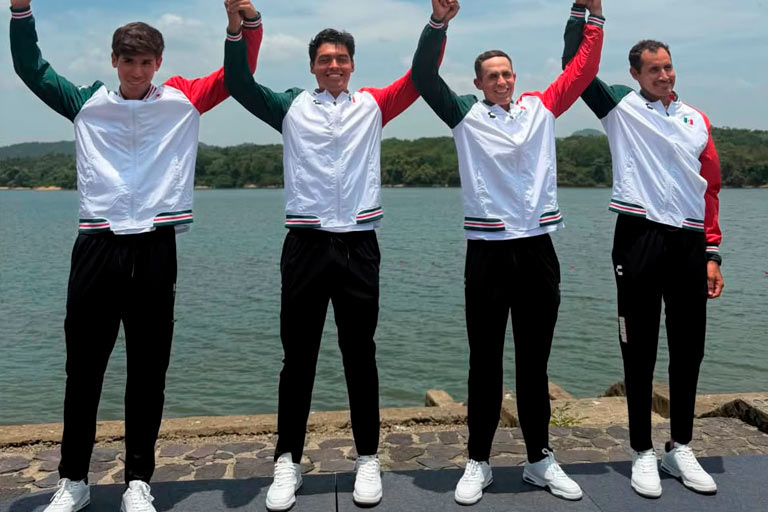 El remero guanajuatense Hugo Reyes celebrando su medalla de oro obtenida en la prueba de cuatro sin timonel en los Juegos Centroamericanos Santo Domingo 2026.