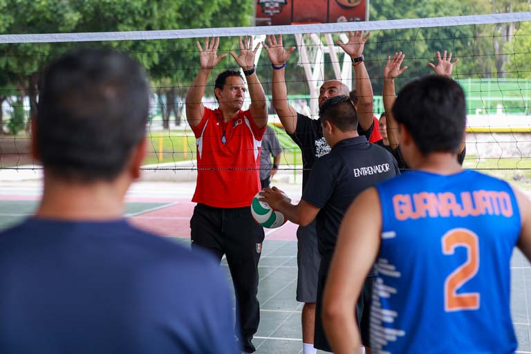 Olímpico Jorge Quiñones fortalece el voleibol en León con seminario nacional