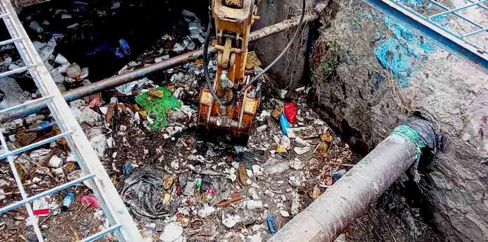 Cuadrilla de SAPAL retirando basura y residuos de un arroyo en León, Guanajuato.