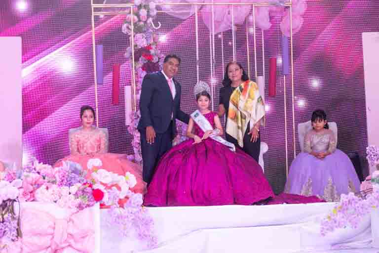 Maky, Reina Infantil de Purísima del Rincón 2026, durante su ceremonia de coronación junto a autoridades municipales.