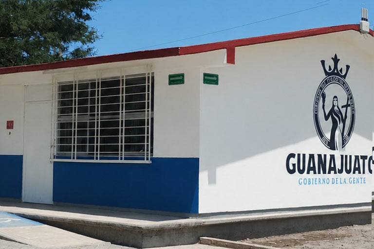 Fachada y patio cívico renovados de la Escuela Primaria María Grever en León, Guanajuato, tras la inversión en infraestructura educativa.