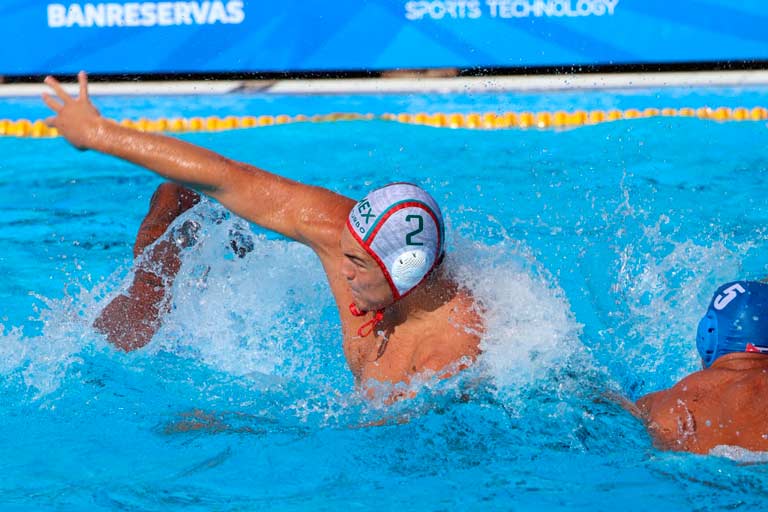 Jugadores de la Selección Mexicana de waterpolo varonil en acción durante su partido por la medalla de bronce en los Juegos Centroamericanos Santo Domingo 2026.