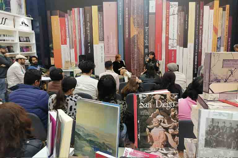 Exhibición de libros de Ediciones La Rana y la Secretaría de Cultura de Guanajuato en la Feria Internacional del Libro de Monterrey.