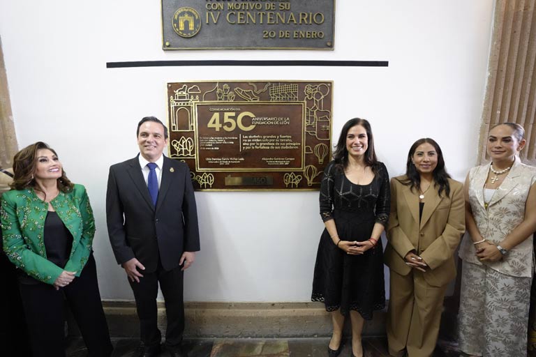 Ale Gutiérrez devela placa conmemorativa en honor a los 450 años de historia de León