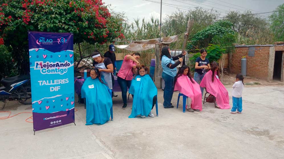 Integrantes de la Red de Mujeres en Silao participando en talleres de educación financiera y corte de cabello en comunidades rurales.