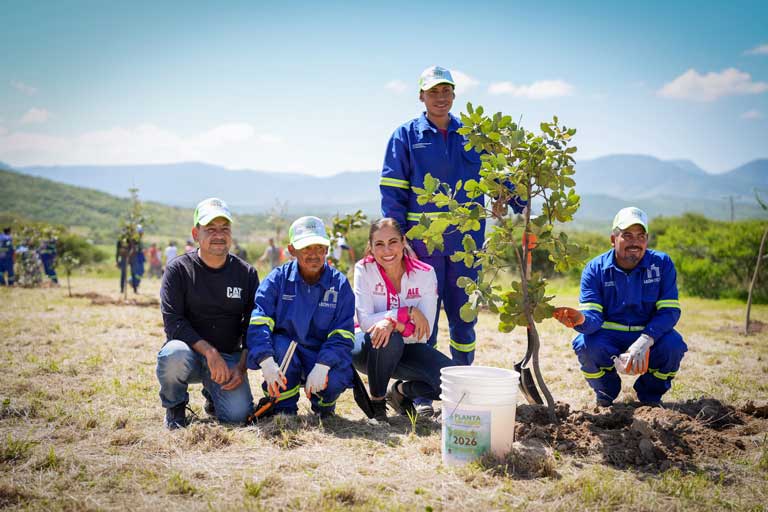 Ale Gutiérrez encabeza reforestación con 600 árboles nativos en Sierra de Lobos