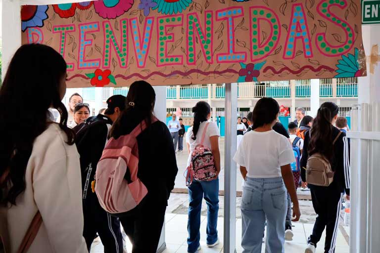 Estudiantes en el patio de una escuela particular en Guanajuato