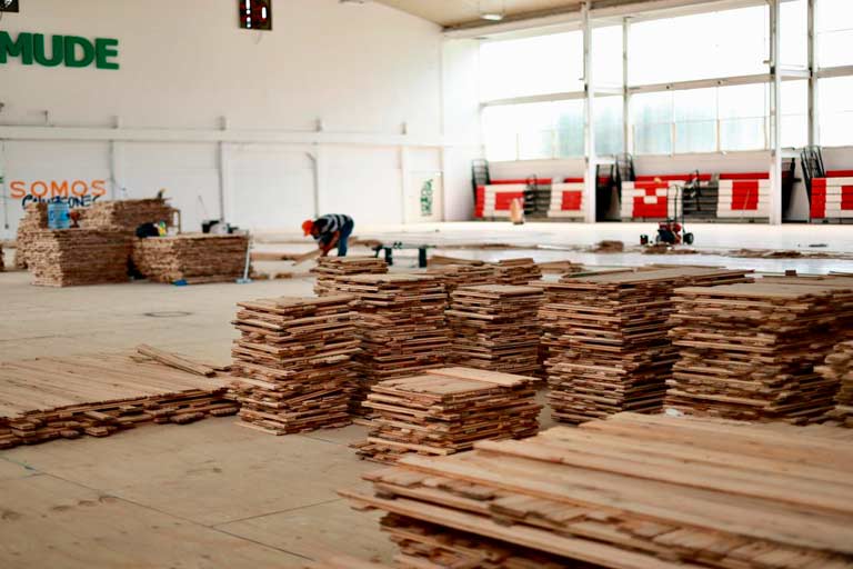 Interior del Auditorio Arturo Mano Santa Guerrero en León, Guanajuato, durante los trabajos de remodelación de la duela y modernización del alumbrado.