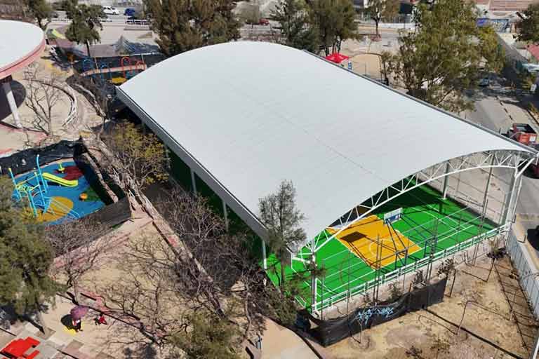 Nuevas instalaciones deportivas y juegos infantiles en el recién renovado Parque Público La Soledad en León, Guanajuato.