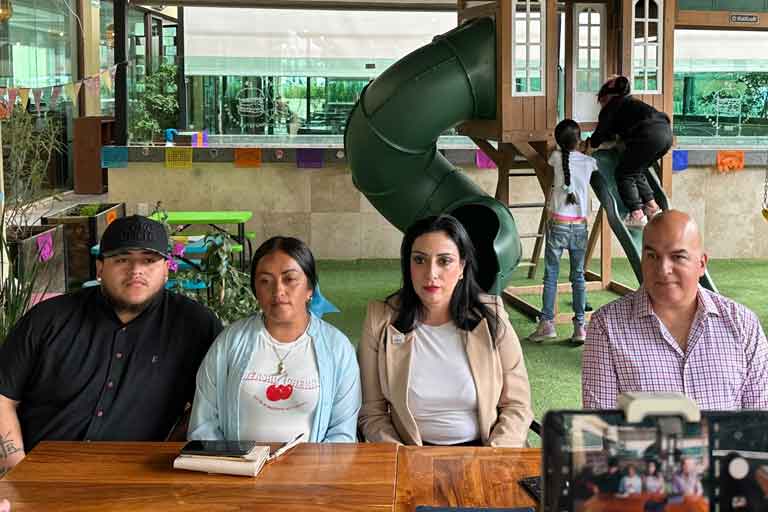 Itzel Ballesteros y Paula Rojas durante la rueda de prensa exigiendo una alerta de búsqueda para hombres desaparecidos en Guanajuato.