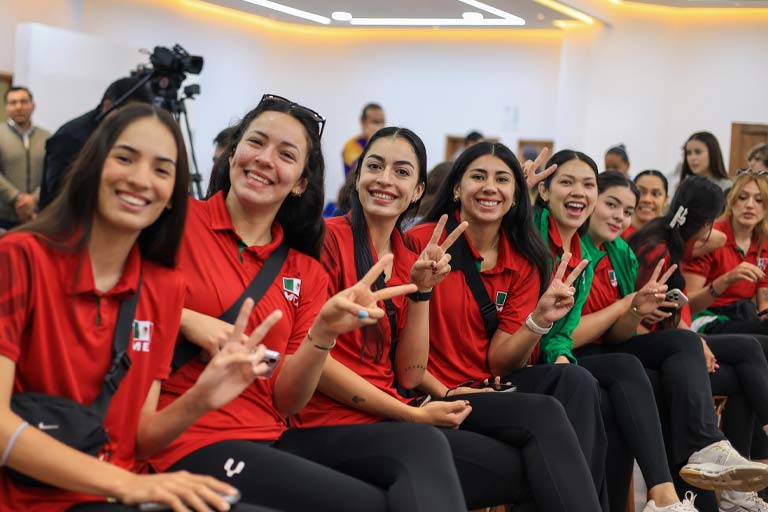 Jugadoras de la Selección Mexicana de Voleibol Femenil durante la presentación del torneo en León.