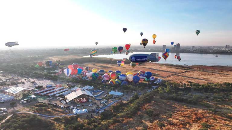 Despegue masivo de globos aerostáticos sobre el Parque Metropolitano durante el Festival Internacional del Globo en León, Guanajuato.